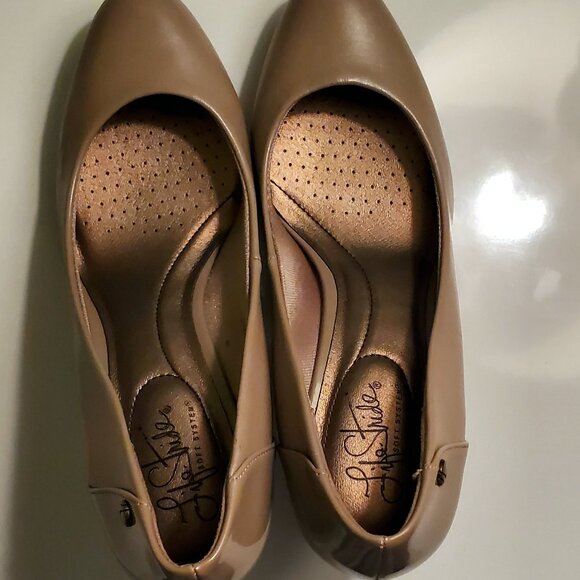 Life Stride Lively Taupe Dress Pumps Size 8M - Picture 4 of 6